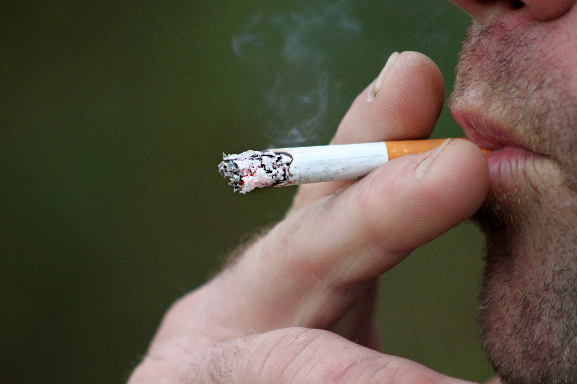 Vreselijk: Man steekt sigaret aan en sterft door steekvlam