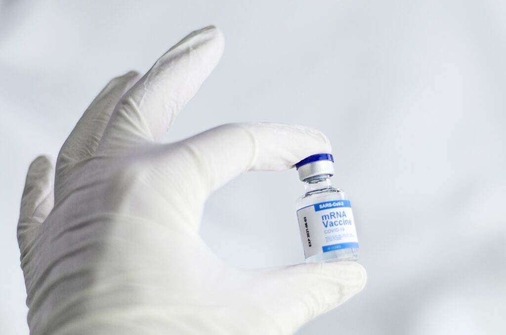 Schokkend: Huidige vaccins beschermen NIET tegen nieuwe coronavariant
