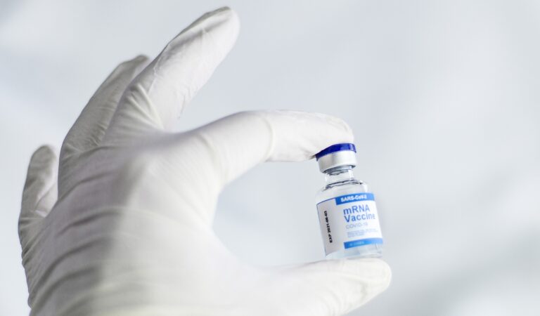 Schokkend: Huidige vaccins beschermen NIET tegen nieuwe coronavariant