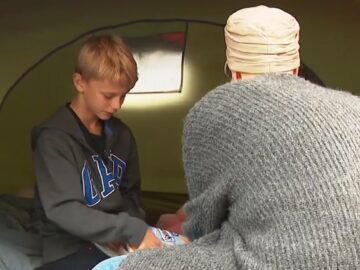 Jongetje (11) slaapt in tent om geld op te halen voor zijn zieke moeder