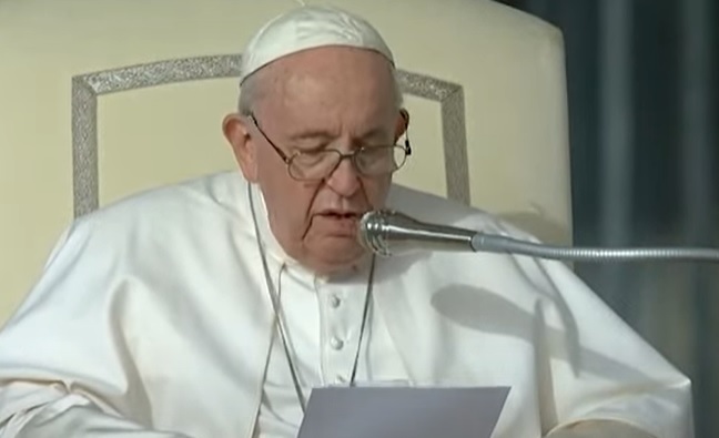 Paus Fransiscus haalt hard uit naar nonnen en priesters