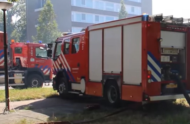 Bizarre beelden: Enorme brand uitgebroken op Woonboulevard Delft