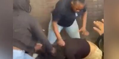 Zwaar gevecht uitgebroken tussen meisjes, omstanders beginnen te filmen