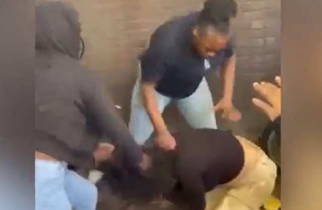 Zwaar gevecht uitgebroken tussen meisjes, omstanders beginnen te filmen