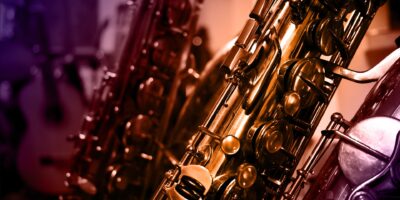 Bizarre beelden: Italiaan speelt 9 uur lang saxofoon tijdens hersenoperatie