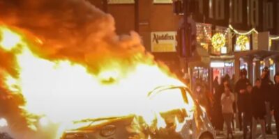 Net binnen: Relschoppers vallen passerende auto's aan en steken wagens in brand