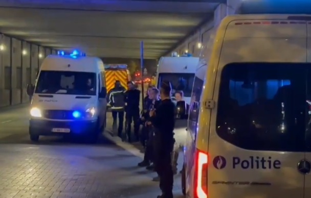 Man steekt in op agenten in Brussel, één politieman dood