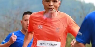 Chinees (50) loopt al kettingrokend marathon van 42 kilometer