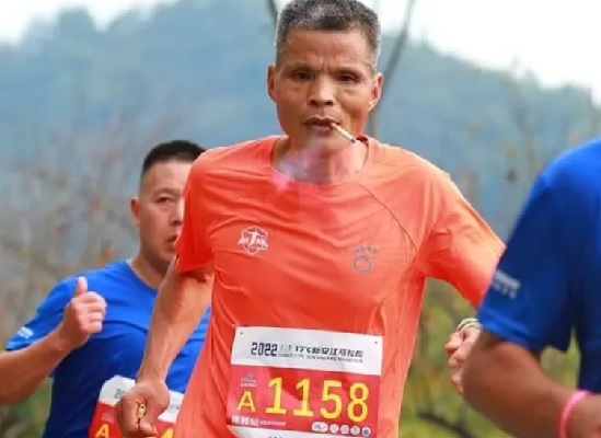 Chinees (50) loopt al kettingrokend marathon van 42 kilometer