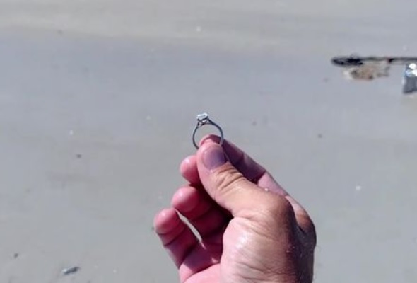 Man vindt ring met peperdure diamant op strand, doet het meest onwaarschijnlijke