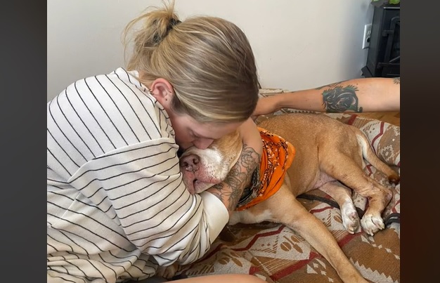Vrouw laat ontroerende tattoo van overleden hond zetten