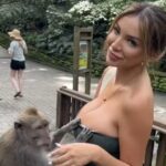 Heerlijke beelden: Brutale aap wil borsten zien en trekt topje van toeriste uit
