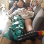 Nathan (26) helpt zijn vrouw voor het eerst in het huishouden, breekt gelijk zijn been