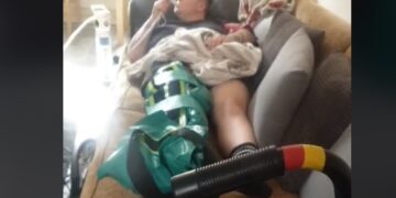 Nathan (26) helpt zijn vrouw voor het eerst in het huishouden, breekt gelijk zijn been