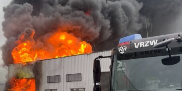 Net binnen: Verwoestende brand uitgebroken na explosie op bedrijventerrein
