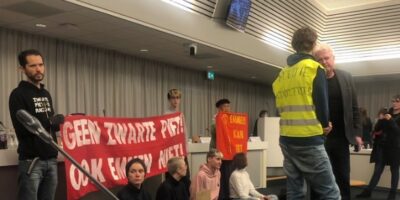 Woedende Anti Zwarte Piet-activisten stormen gemeenteraadsvergadering binnen
