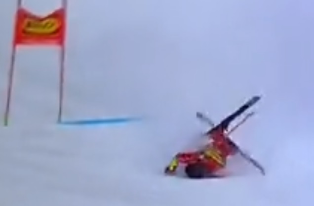 (VIDEO) Skiër crasht met 120 kilometer per uur, raakt zwaargewond