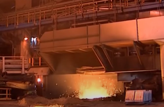 Tragisch bedrijfsongeval: Man valt in bak met gesmolten staal