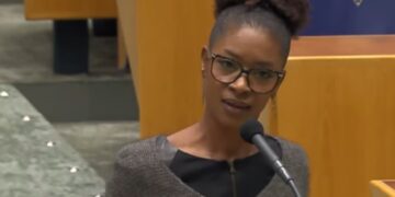 Razende Sylvana Simons misdraagt zich ernstig Zwarte Piet-debat