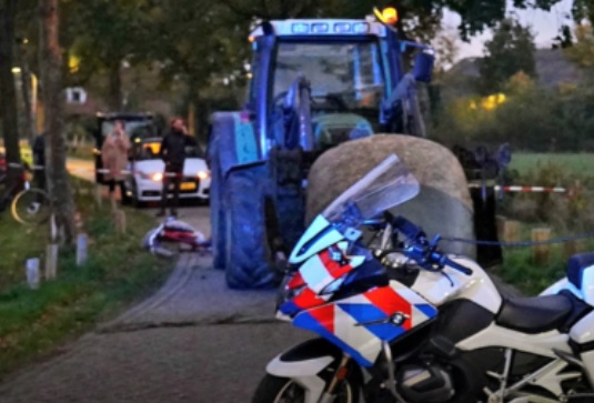 Verschrikkelijk: Fietser overreden door tractor in Schoorl