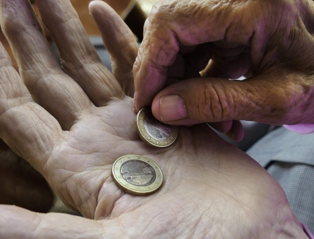 Oude vrouw wil met haar laatste geld voor kopje koffie betalen, wordt geweigerd: ''Alleen pin''