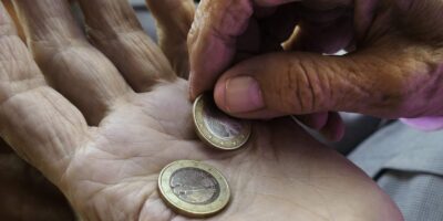 Oude vrouw wil met haar laatste geld voor kopje koffie betalen, wordt geweigerd: ''Alleen pin''