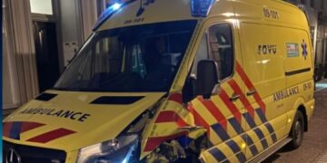WTF: Man steelt ambulance terwijl hulpverleners een slachtoffer helpen