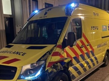 WTF: Man steelt ambulance terwijl hulpverleners een slachtoffer helpen