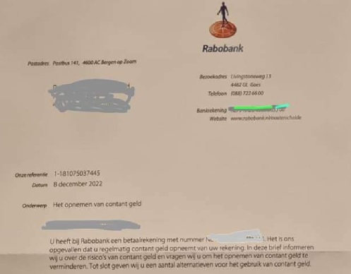 Rabobank stuurt waarschuwingsbrieven naar klanten die contant geld pinnen