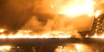Gigantische brand in Friesland, vuur slaat over naar meerdere gebouwen