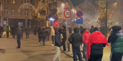 Beelden: Zware rellen in Brussel na verlies Marokko