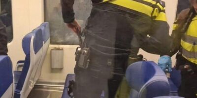 Jongen (18) steekt zware vuurwerkbom af in volle NS-trein, raakt zijn hand kwijt