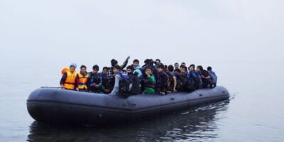 Rubberbootje met migranten lek, tientallen mensen in ijskoud water
