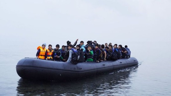 Rubberbootje met migranten lek, tientallen mensen in ijskoud water