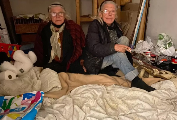 Tweelingzussen (74) huis uitgezet: ''We hebben niets meer''
