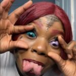 Moeder in paniek nadat ze oogballen laat tatoeëren: ''Ik word verdomme blind''