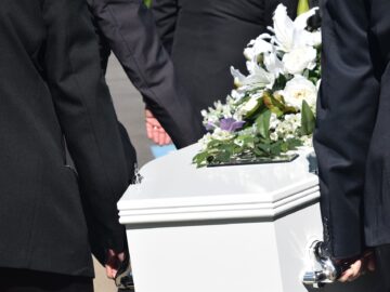 Nieuwe partner verbiedt man naar begrafenis van zijn ex-vrouw (41) te gaan