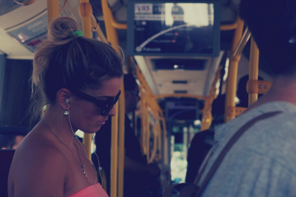 Oudere vrouw eist zitplek van hoogzwangere vrouw op in de bus
