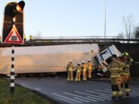 Horror-ongeluk: Vrachtwagen stort van viaduct in Gorinchem en plet personenbusje