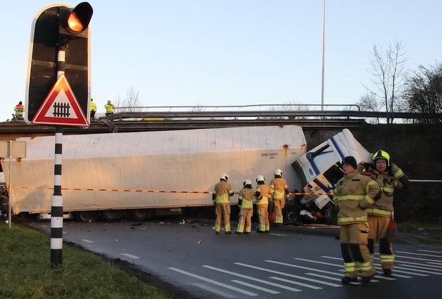 Horror-ongeluk: Vrachtwagen stort van viaduct in Gorinchem en plet personenbusje