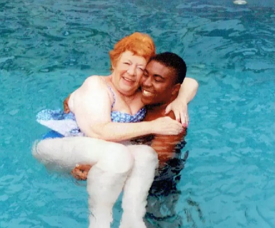 Angela (72) trouwt met CJ (26) uit Nigeria: ''Ik ben zijn droomvrouw''