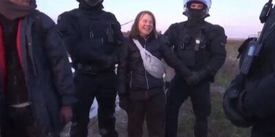 Videobewijs: 'Arrestatie klimaatactiviste Greta Thunberg in scène gezet'