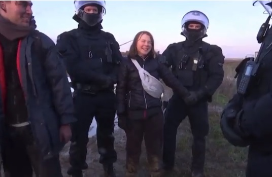 Videobewijs: ‘Arrestatie klimaatactiviste Greta Thunberg in scène gezet’