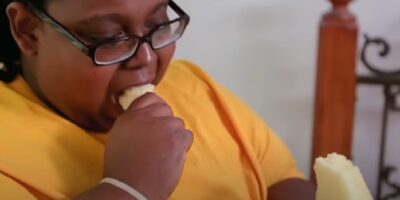 Vrouw met bizarre eetverslaving eet het matras van haar moeder op