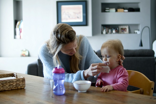 Moeder neemt fulltime nanny in huis: ''Zorgen voor een kind zwaarder dan gedacht''