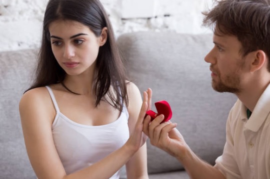 Vrouw weigert verlovingsring: ''Ik weet dat hij geld heeft voor een duurdere''
