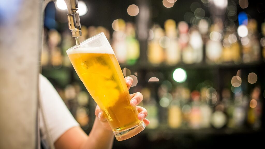 DENK wil verbod op alcohol in sportkantines