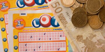 Vrouw die door haar man werd bedrogen met beste vriendin wint een maand later de loterij