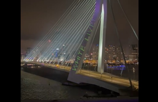 Onbekenden projecteren leuzen op Erasmusbrug in Rotterdam