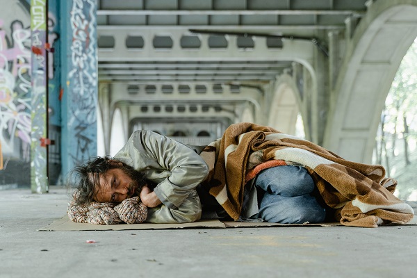 Jongen eist geld van dakloze man en steekt hem daarna neer